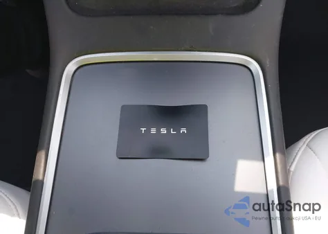 2022 Tesla Model Y Long Range Dual Motor All-Wheel Drive z USA, uszkodzony, nr VIN 7SAYGDEE6NF345975